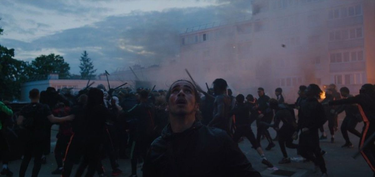 Crítica de "Atenea", Romain Gavras y la estilización de la violencia para resaltar los discursos de odio