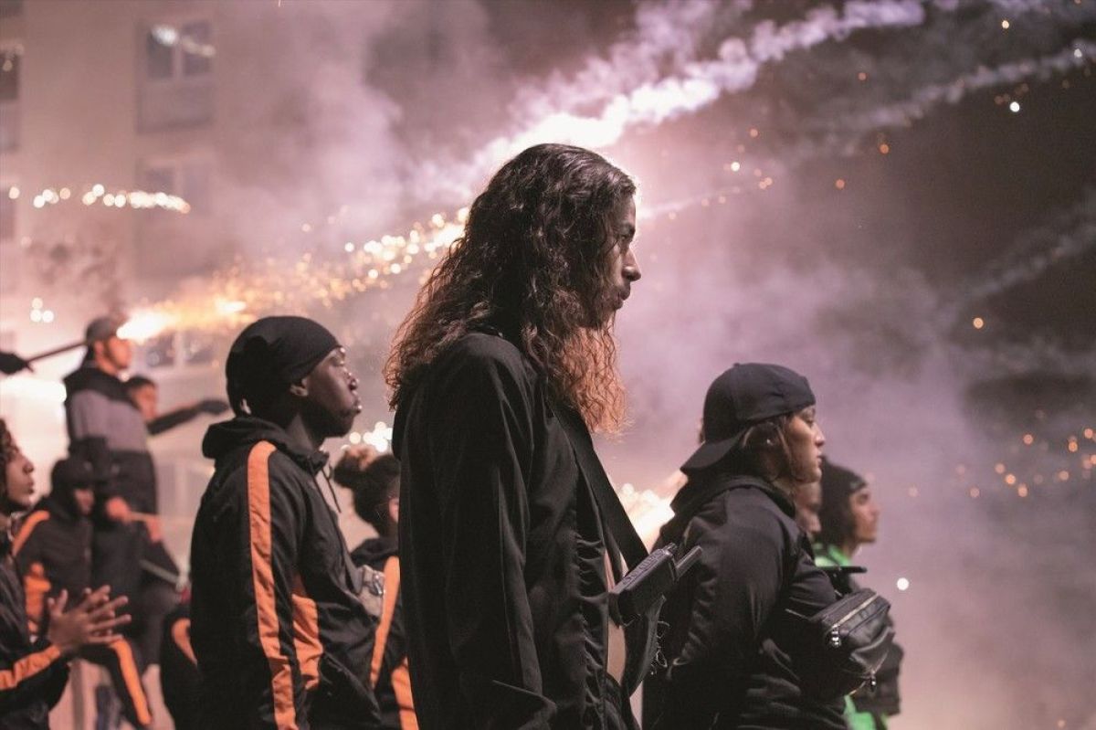 Crítica de "Atenea", Romain Gavras y la estilización de la violencia para resaltar los discursos de odio