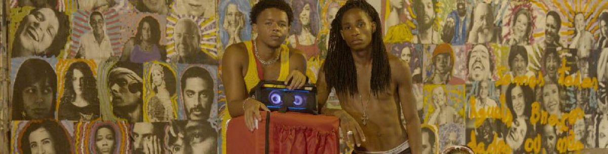 Crítica de "Fantasma Neón", Leonardo Martinelli y un original musical sobre la explotación laboral