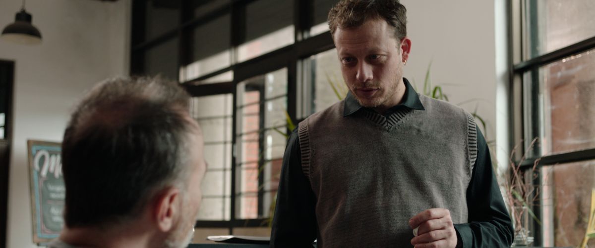 Crítica de "Perros del viento", regreso a las raíces con Luis Machín