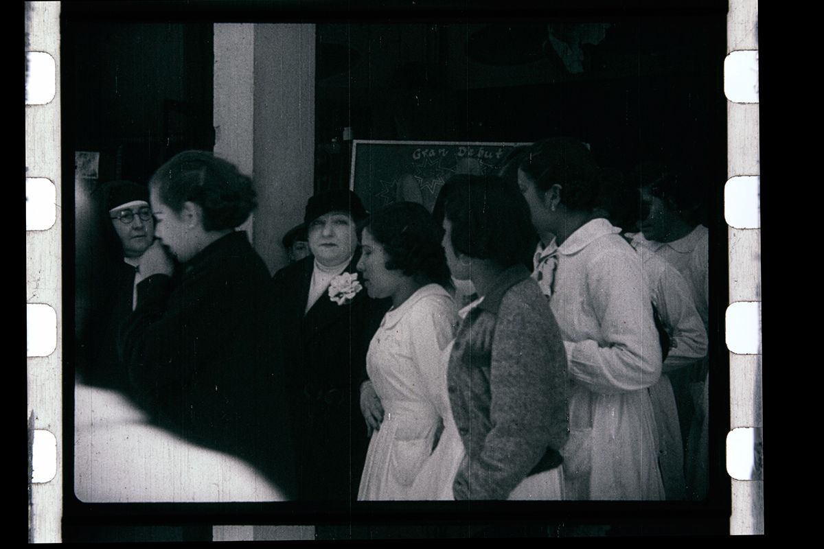 Presentación del libro "Por las naciones de América: El cine documental silente de Renée Oro" con proyección y música en vivo