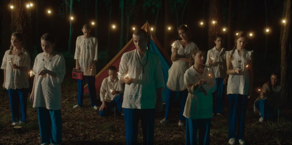 Crítica de “Algo que pasó en Año Nuevo”, humor grotesco del creador de "Te lo resumo así nomás"