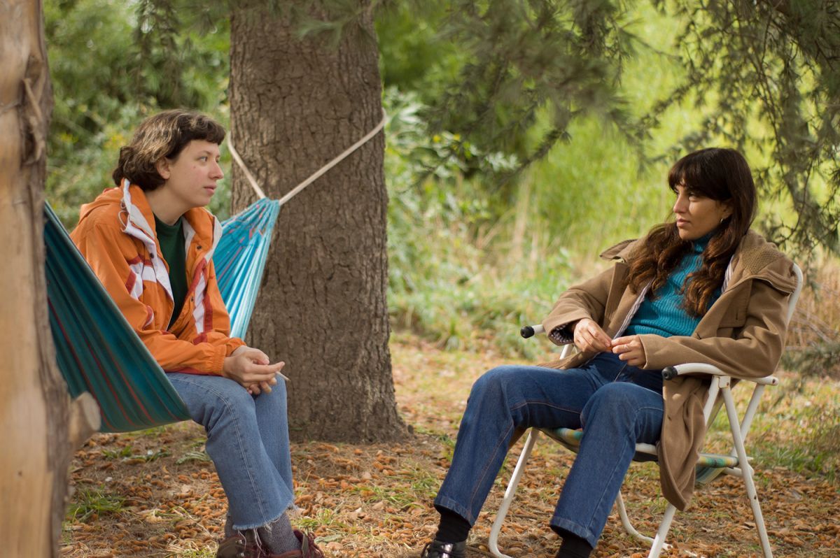 Crítica de “Amigas en un camino de campo”, una amistad cósmica de Santiago Loza