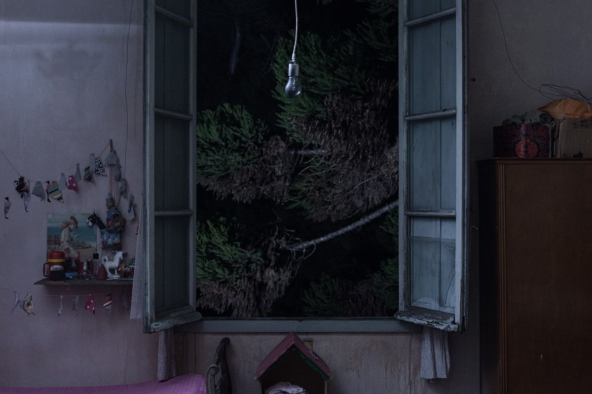 Crítica de “Luz mala” terror y ocupantes ilegales en un relato sobrenatural