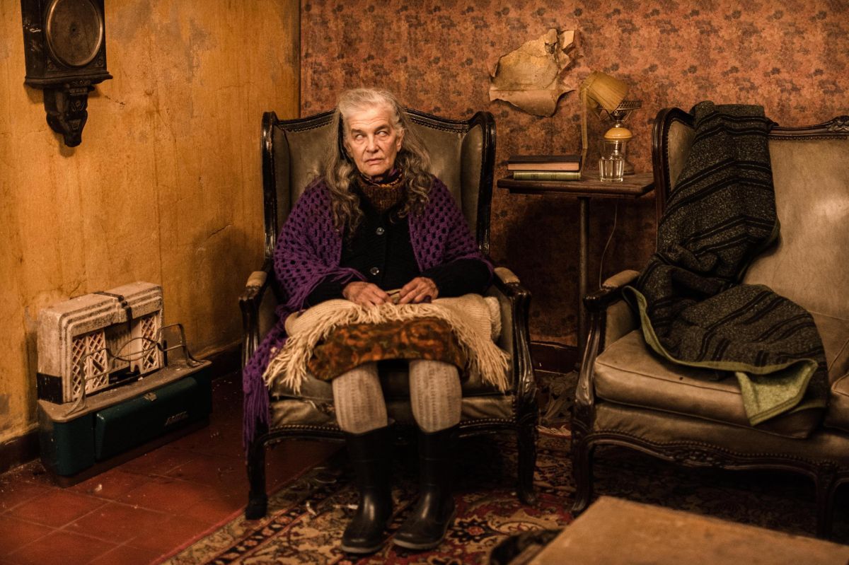 Crítica de “Luz mala” terror y ocupantes ilegales en un relato sobrenatural