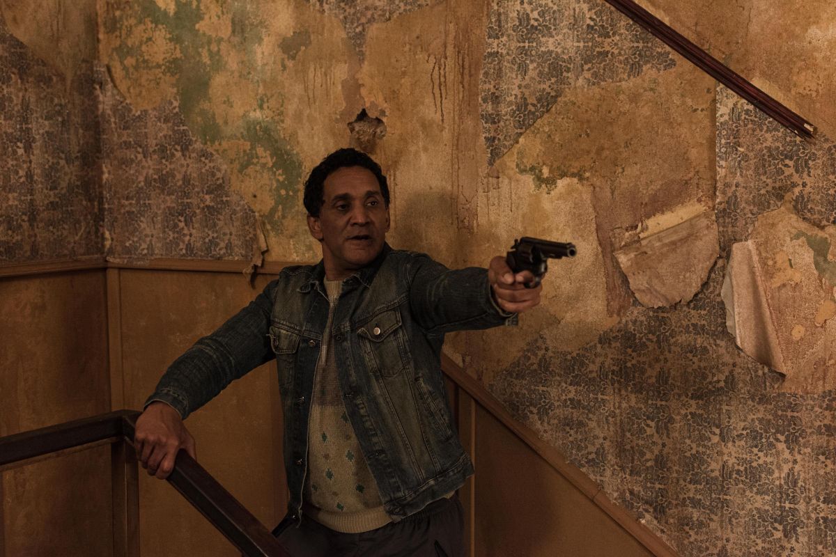 Crítica de “Luz mala” terror y ocupantes ilegales en un relato sobrenatural