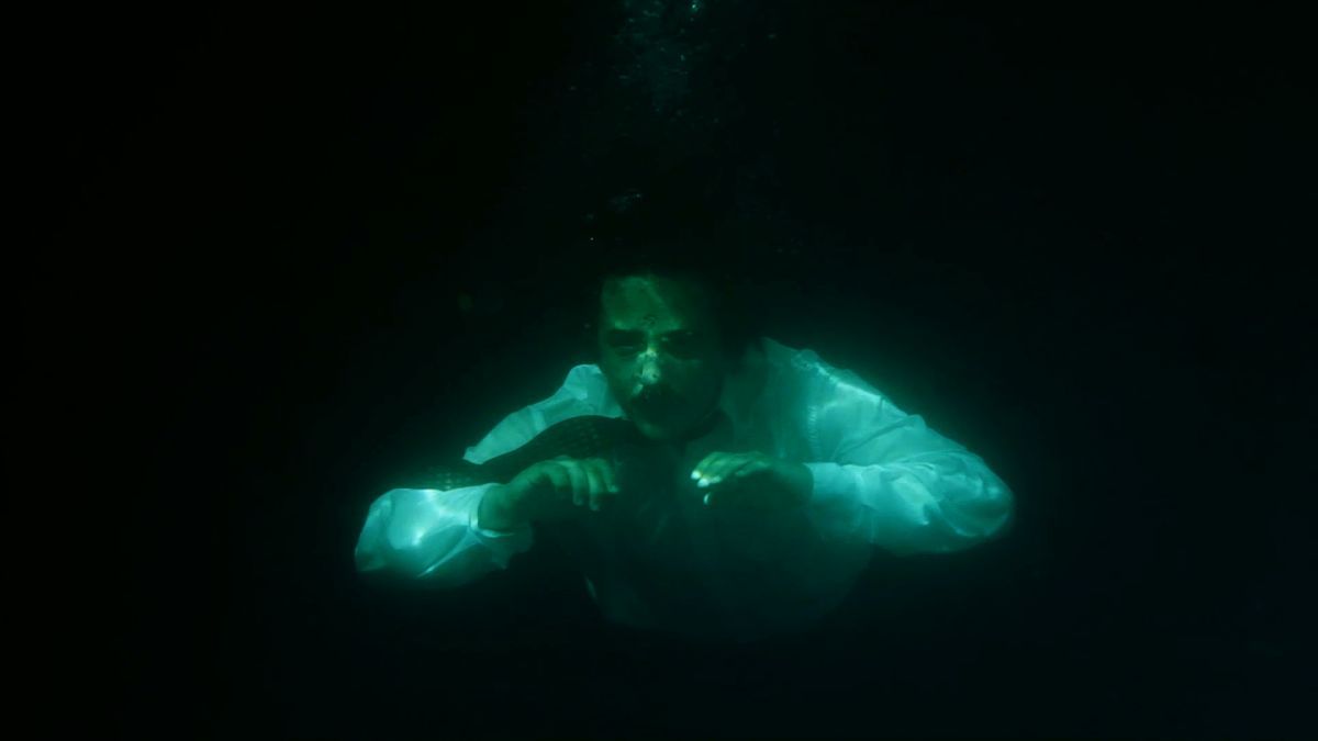 Crítica de "Hace mucho que no duermo", Agustín Godoy y el absurdo misterio de la mochila