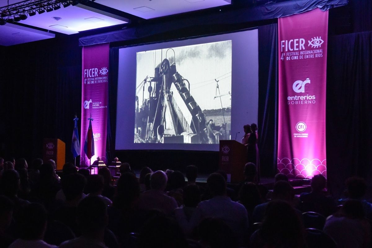 Con una sala repleta para ver "Argentina, 1985", dio inicio la 4 edición del FICER