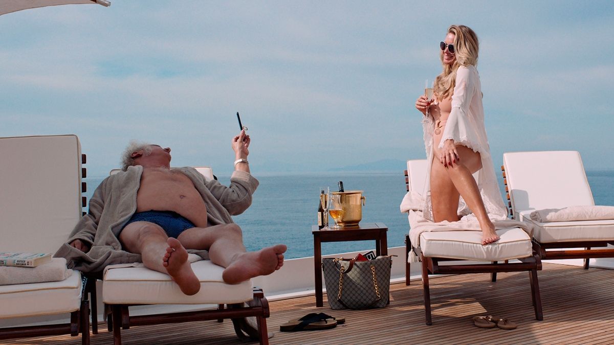 Crítica de “El triángulo de la tristeza”, la escatológica sátira social de Ruben Östlund