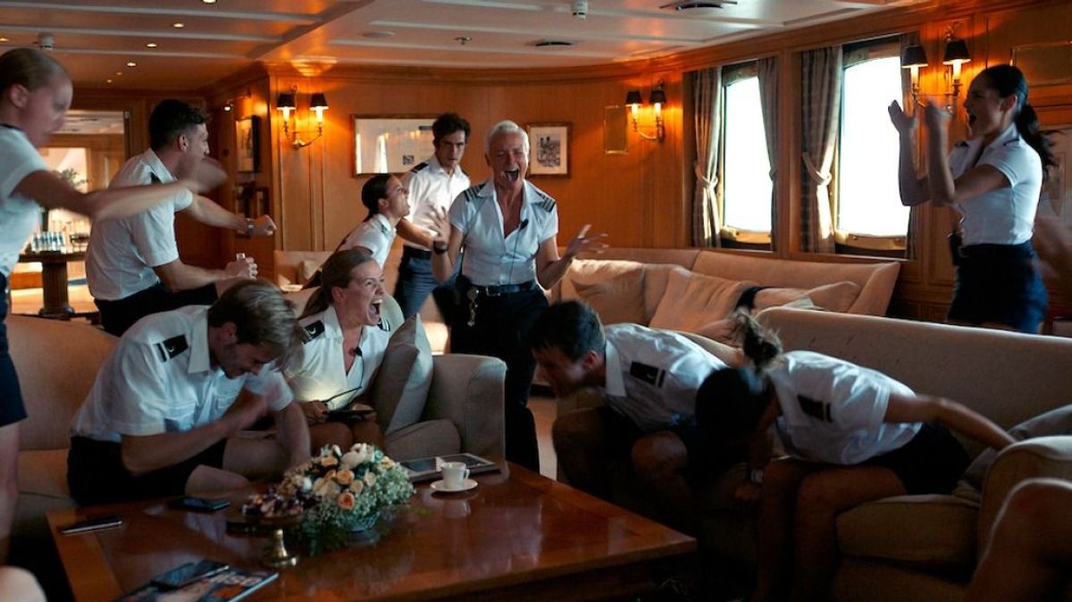 Crítica de “El triángulo de la tristeza”, la escatológica sátira social de Ruben Östlund