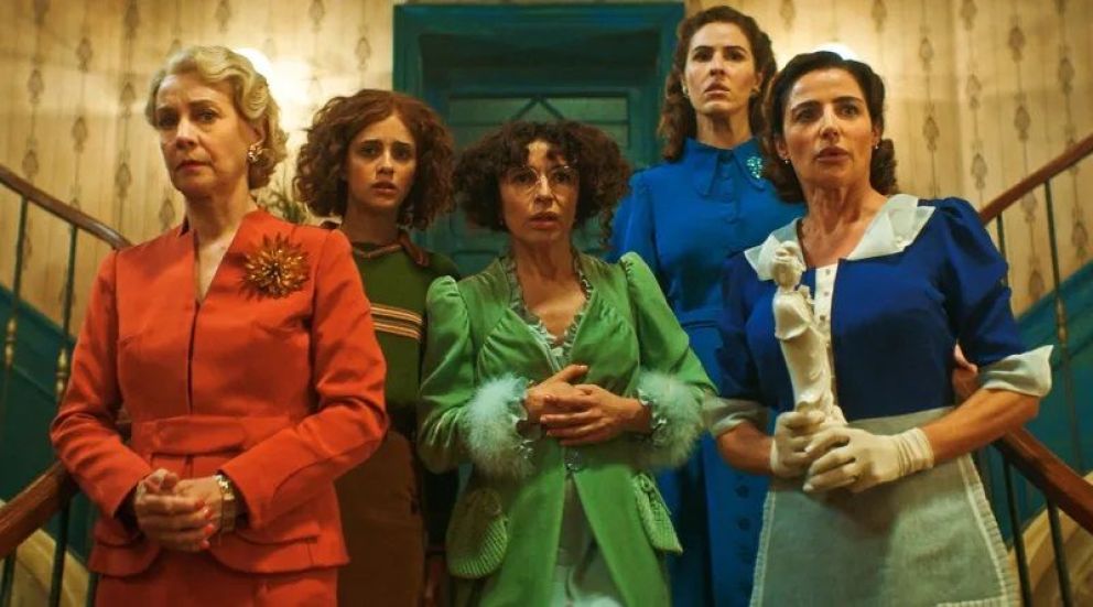 Crítica de "7 mujeres y un misterio", remake italiana sin mucho riesgo y con sororidad de "8 mujeres" de Ozon