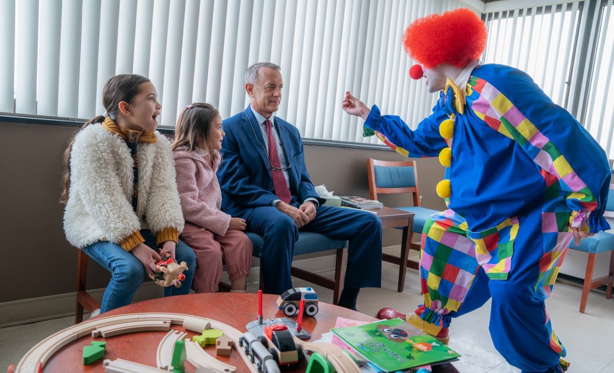 Crítica de “Un vecino gruñón”, Tom Hanks y la mexicana Mariana Treviño en otro relato inspirador