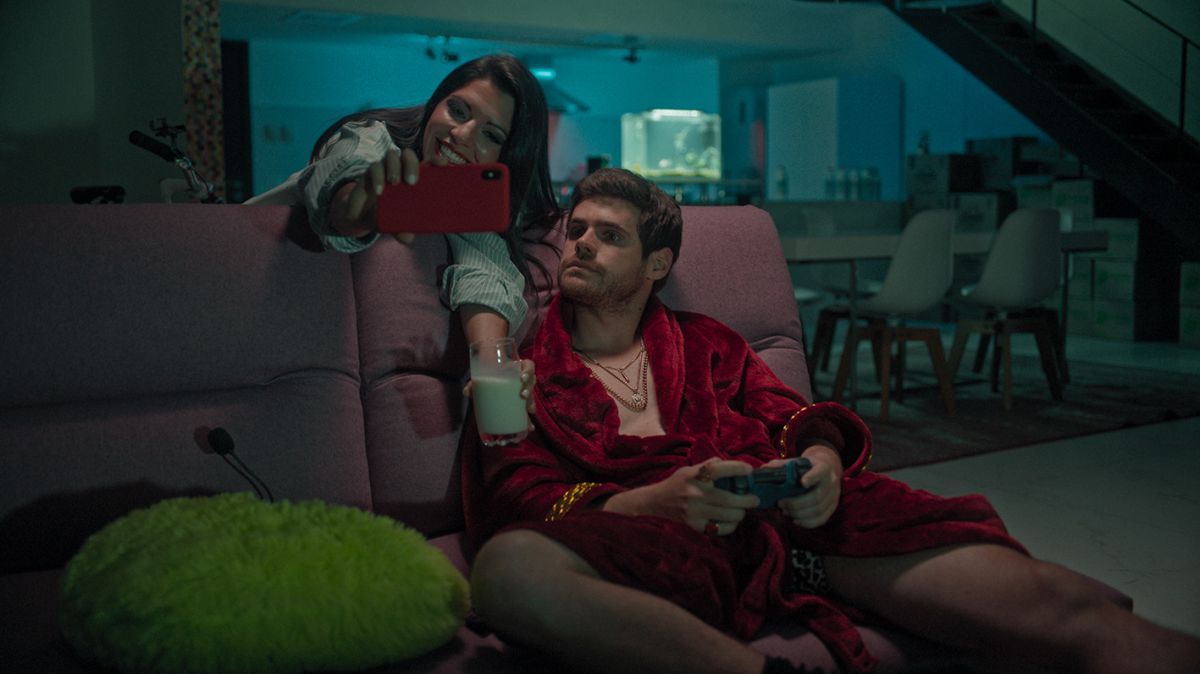 Crítica de "Ustedes deciden", Gastón Soffritti se enfrenta a la insoportable levedad de las redes sociales