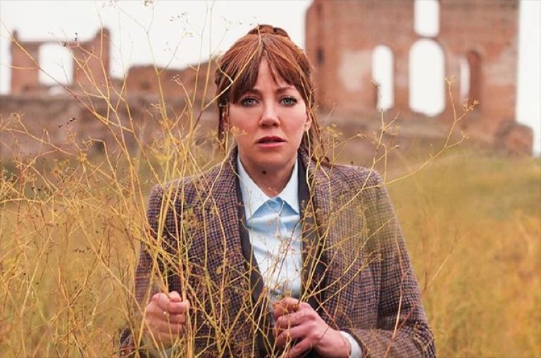 Crítica de "La Tierra según Philomena Cunk", historia, irreverencia y diversión 
