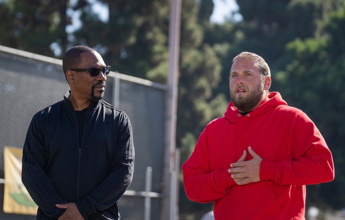 Crítica de "Ustedes", Jonah Hill, Julia Louis-Dreyfus y Eddie Murphy salvan una comedia destinada al olvido