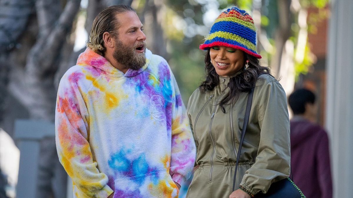 Crítica de "Ustedes", Jonah Hill, Julia Louis-Dreyfus y Eddie Murphy salvan una comedia destinada al olvido