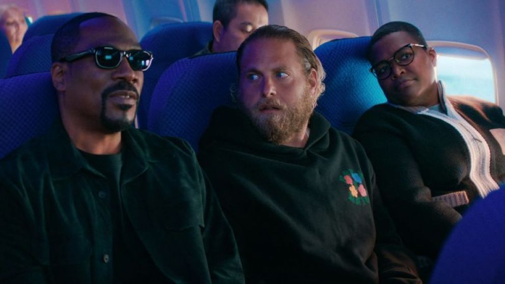 Crítica de "Ustedes", Jonah Hill, Julia Louis-Dreyfus y Eddie Murphy salvan una comedia destinada al olvido