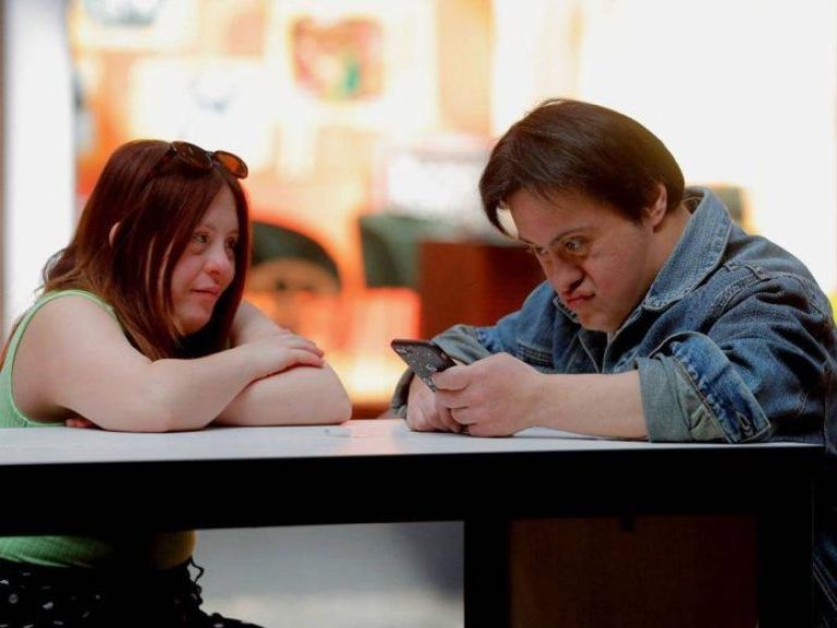 Crítica de "Cromosoma 21", la serie chilena con un adolescente con Síndrome de Down sospechoso de asesinato