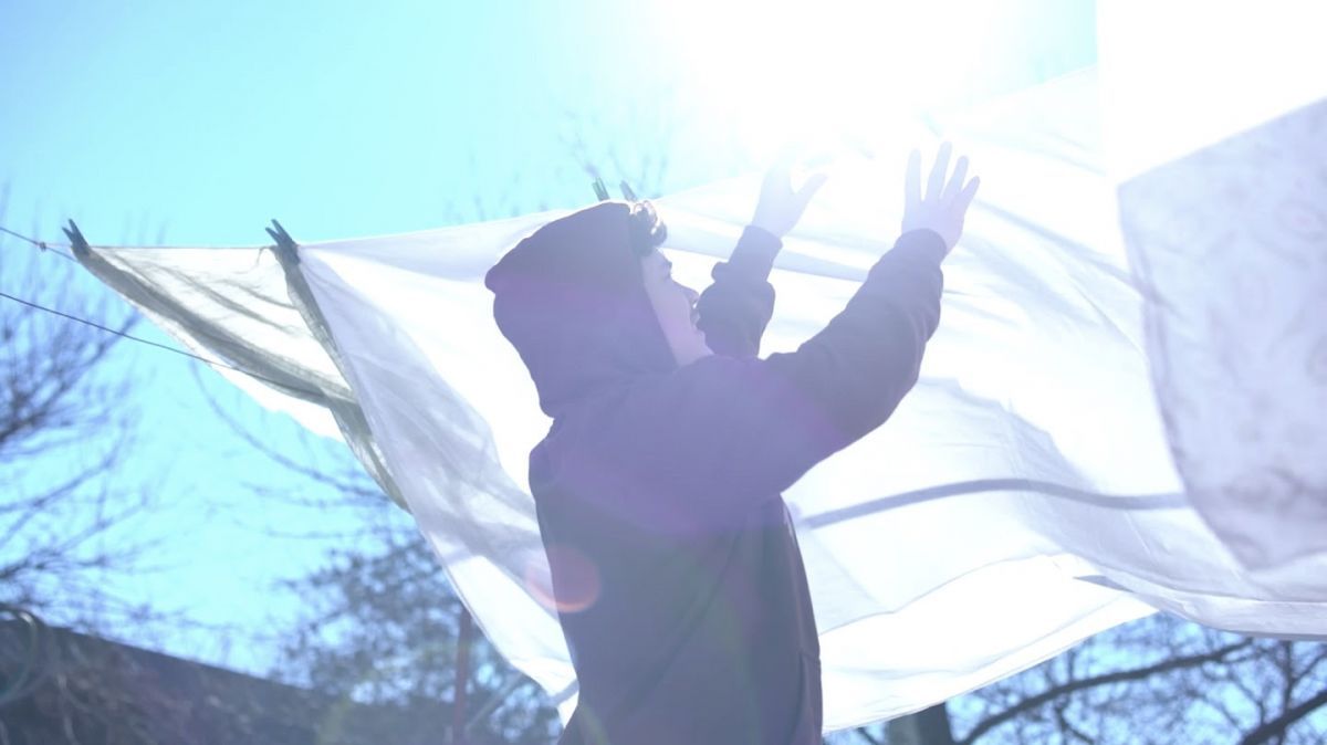 Crítica de "Cuando la primavera se escapa, se libera del sueño", debut en la dirección de Eugenia Alonso