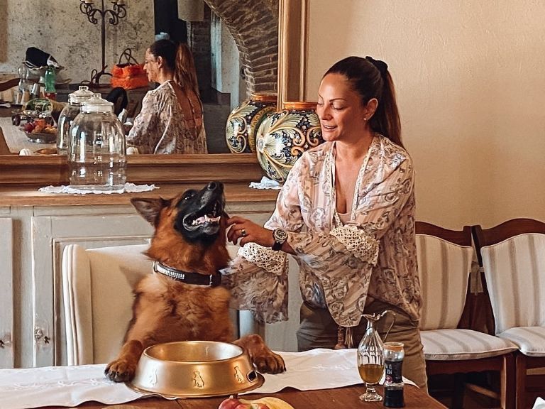 Crítica de "Gunther. El perro millonario" o el extravagante mundo de los millonarios