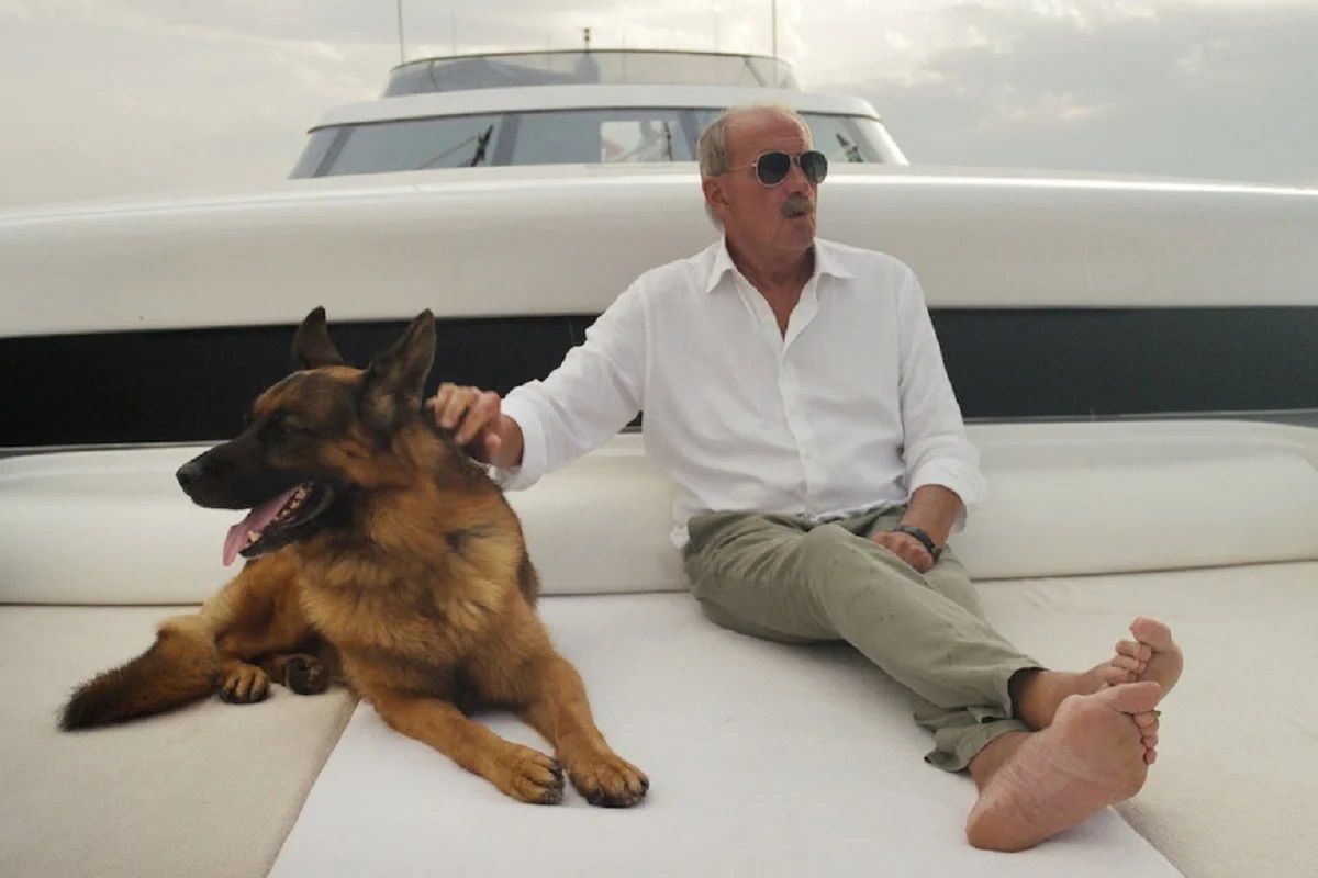 Crítica de "Gunther. El perro millonario" o el extravagante mundo de los millonarios
