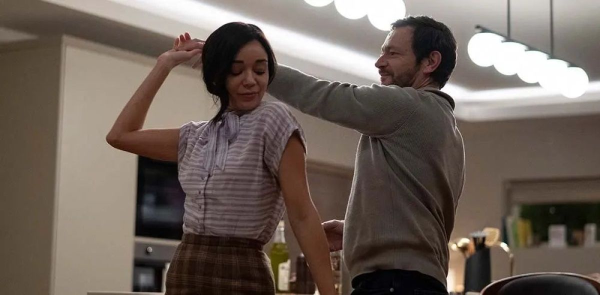 Crítica de "Los extraños", una película cínica que se regodea en aquello que desea críticar