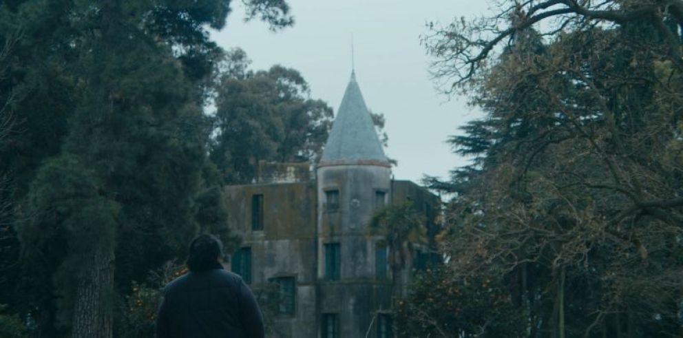 Crítica de "El castillo" y la economía de supervivencia en Martín Benchimol