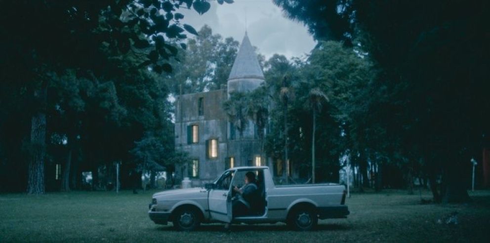 Crítica de "El castillo" y la economía de supervivencia en Martín Benchimol