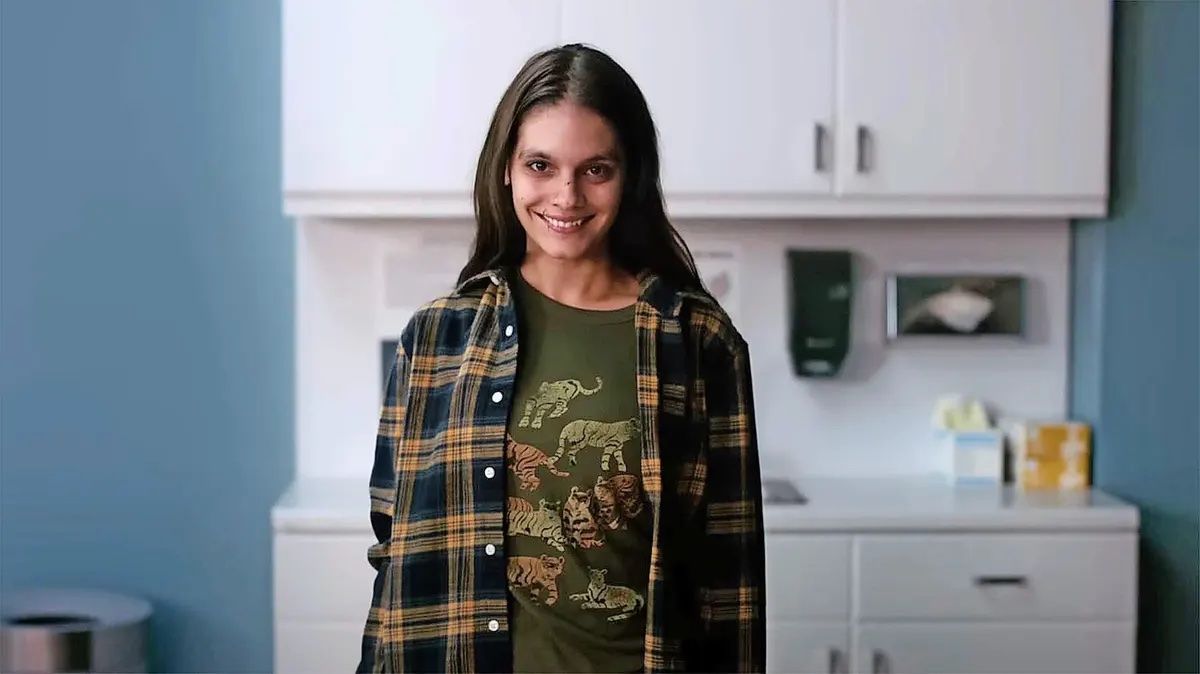 Crítica de “Sonríe”, terror psicológico con la perturbadora sonrisa de la culpa