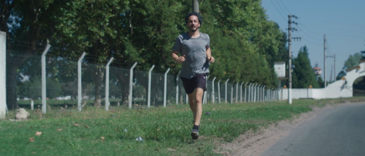 Crítica de "Camuflaje", Jonathan Perel, Félix Bruzzone y las secuelas que la dictadura nos dejó