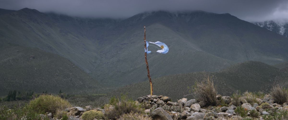 Crítica de "Entrecerros", el desarraigo cultural según Leonardo Cauteruccio