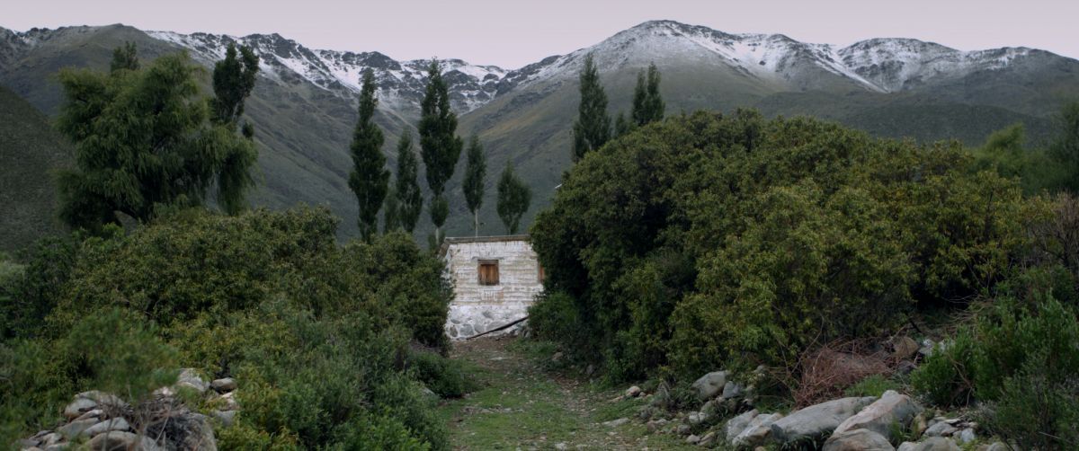 Crítica de "Entrecerros", el desarraigo cultural según Leonardo Cauteruccio