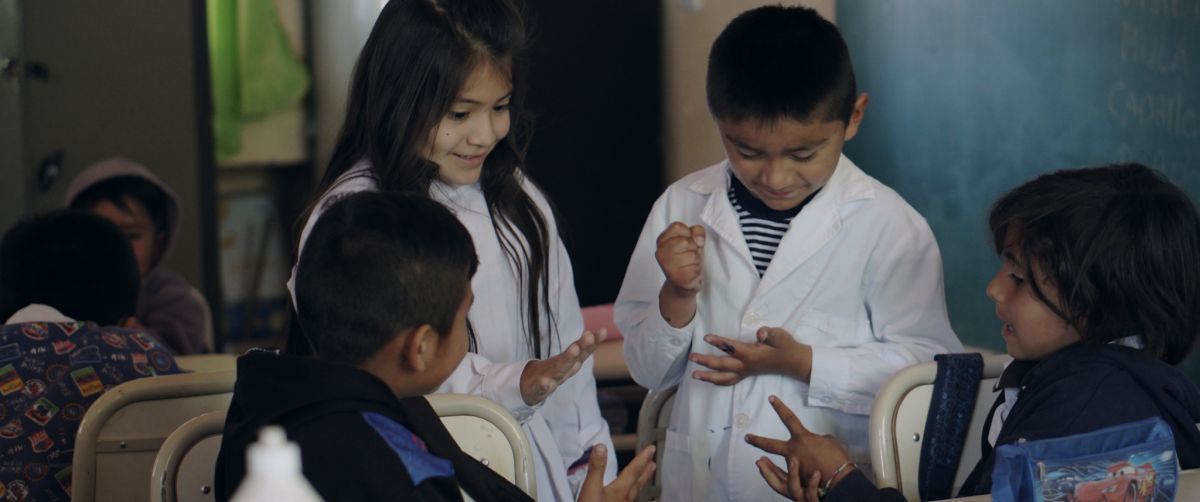 Crítica de "Entrecerros", el desarraigo cultural según Leonardo Cauteruccio