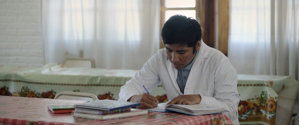 Crítica de "Entrecerros", el desarraigo cultural según Leonardo Cauteruccio