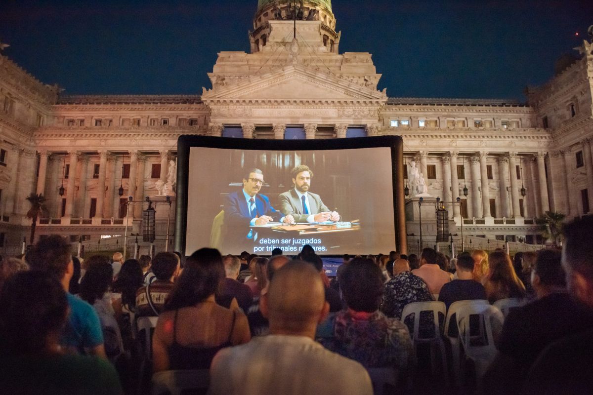 Más de 3 mil personas disfrutaron de “Argentina, 1985” gratis en las escalinatas del Congreso