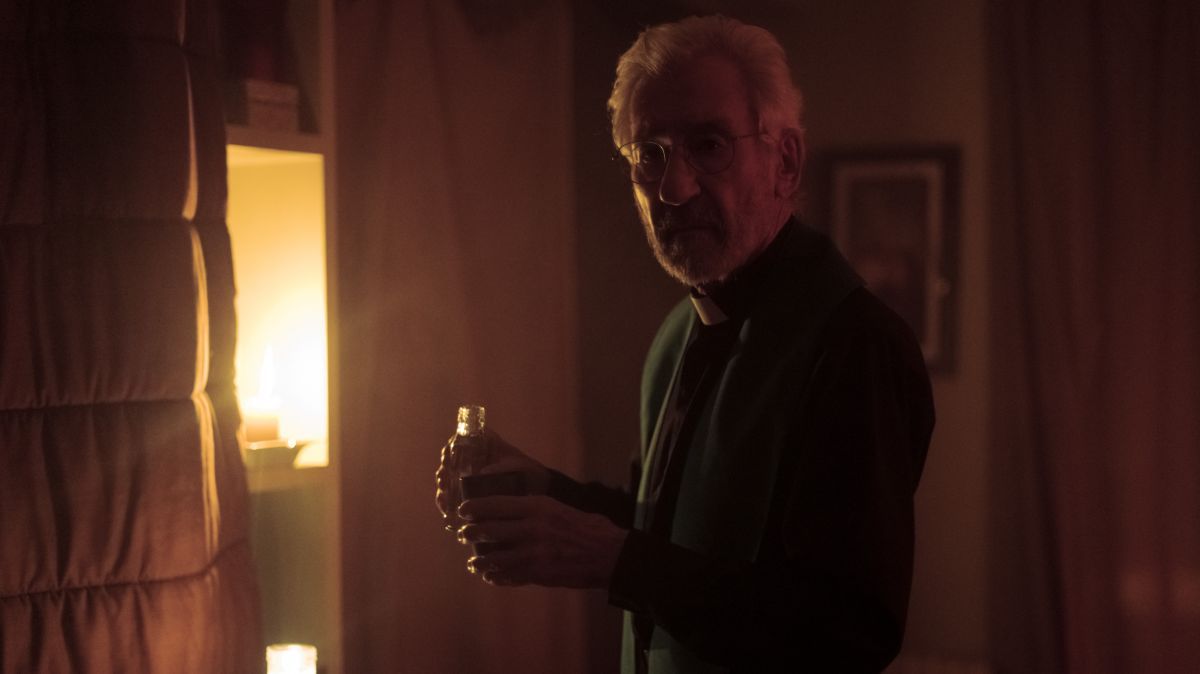 Crítica de “13 exorcismos”, José Sacristán en un exorcismo innecesario