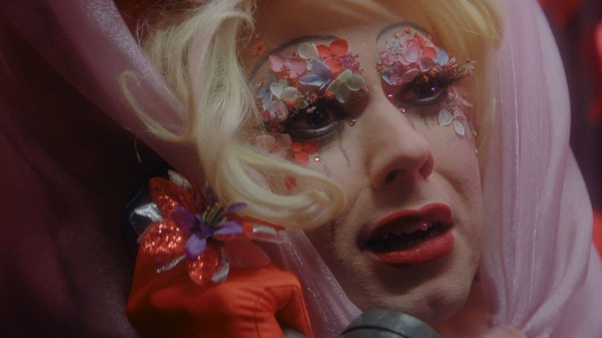 Crítica de  "Please Baby Please", la psicodelia queer de Amanda Kramer con la nominada al Oscar Andrea Riseborough