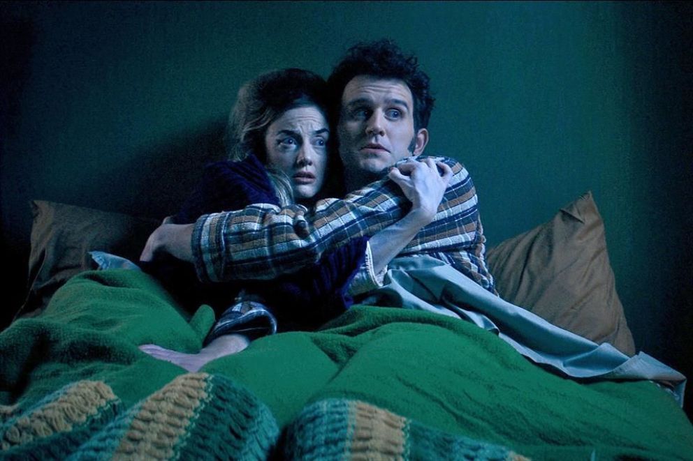 Crítica de  "Please Baby Please", la psicodelia queer de Amanda Kramer con la nominada al Oscar Andrea Riseborough