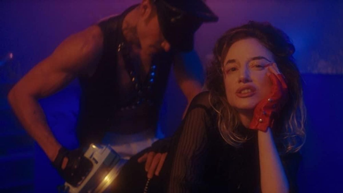 Crítica de  "Please Baby Please", la psicodelia queer de Amanda Kramer con la nominada al Oscar Andrea Riseborough