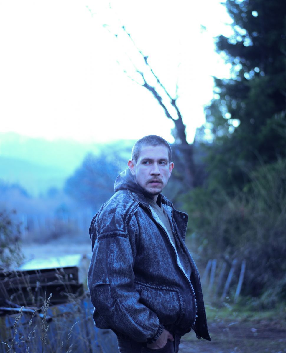 Andy Gorostiaga y la exposición de la masculinidad tóxica en “Tres hermanos”