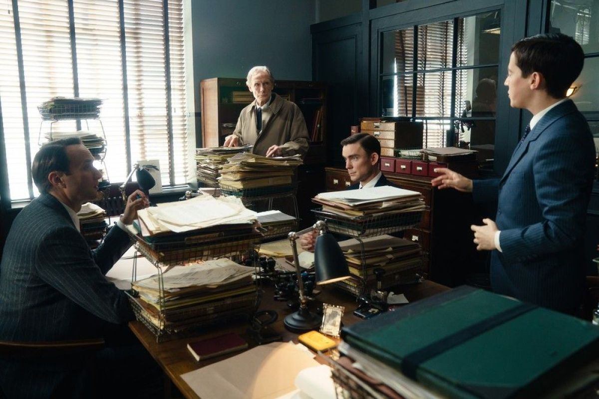 Crítica de "Vivir": una adaptación ingeniosa que reflexiona sobre la vida y la burocracia en la sociedad moderna