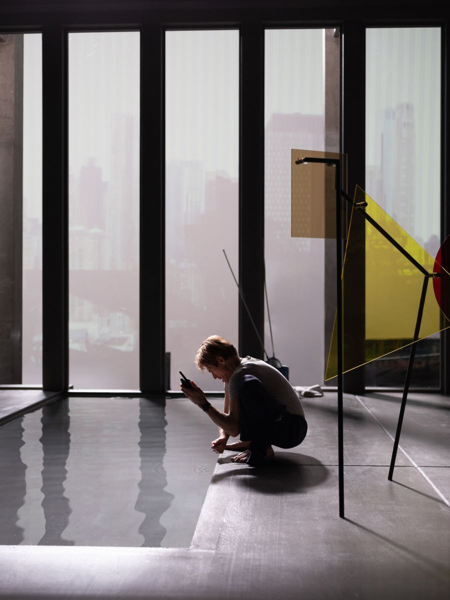 Crítica de “Adentro”, Willem Dafoe y el arte  de la supervivencia