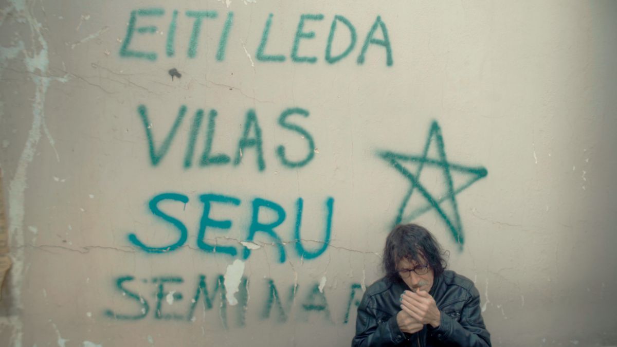 Crítica de “Alguien en el mundo piensa en mí”, el corto sobre el doble de Charly García