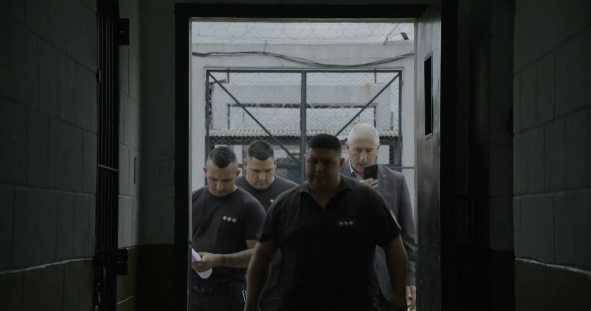 Crítica de "El Libro de los Jueces", documental que aborda el trabajo judicial restaurativo y la vida en las cárceles