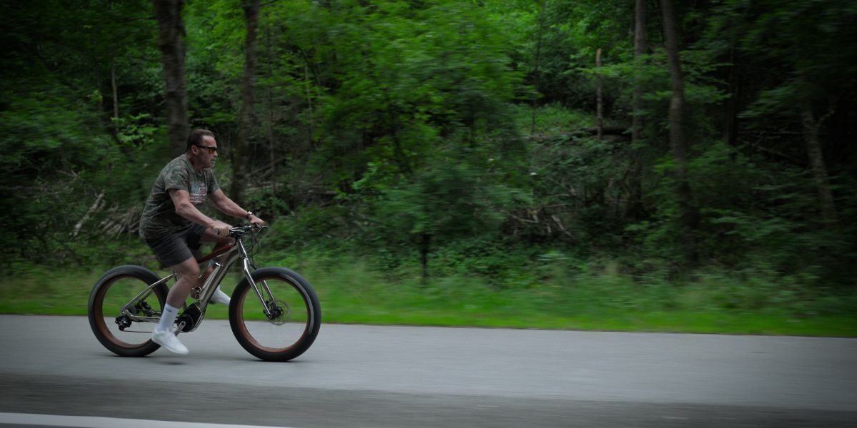 Crítica de “Arnold”, la biopic de Schwarzenegger con la metáfora del alpinista