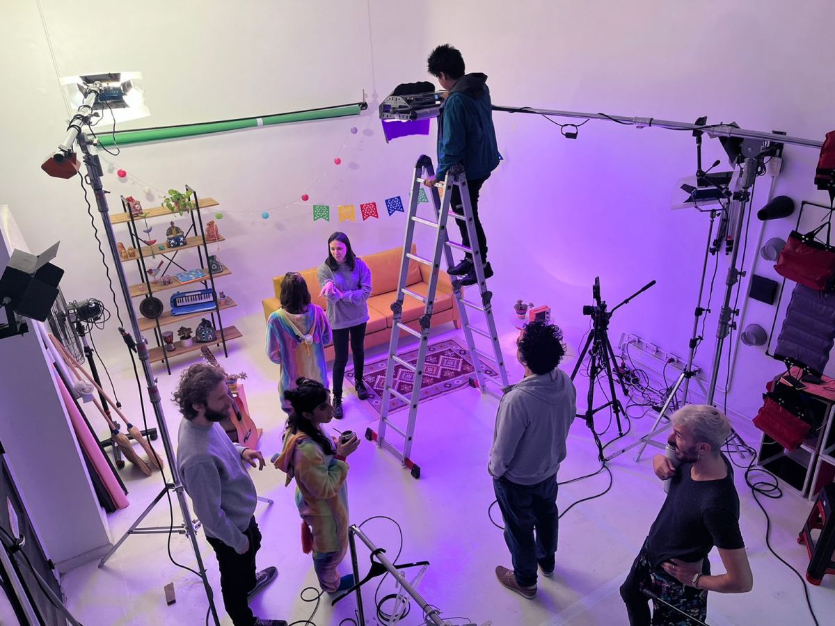 Kabradepata presenta "Historias para cantar desde el sillón", un espectáculo audiovisual y musical para toda la familia